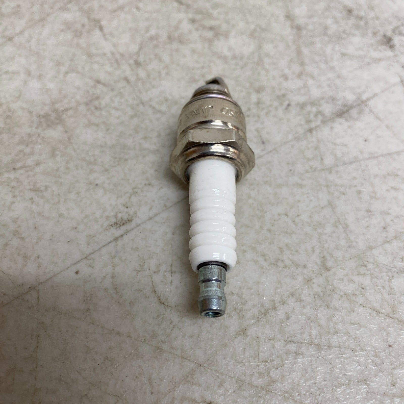 DENSO W9PR-U15 Standard U-Groove Spark Plug 5041 Buick LeSabre 1968-1985