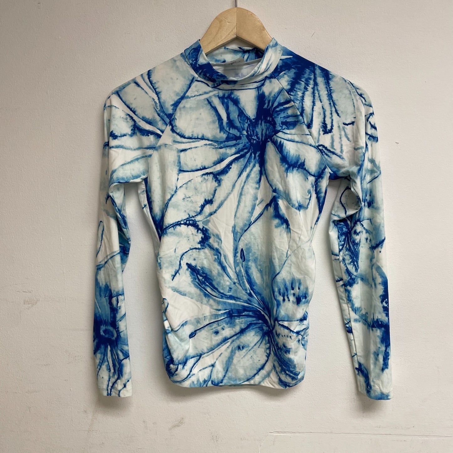 CALIA Womenâs Ruched Long Sleeve Rashguard Floral Blue Swim Top WSA22800PRT