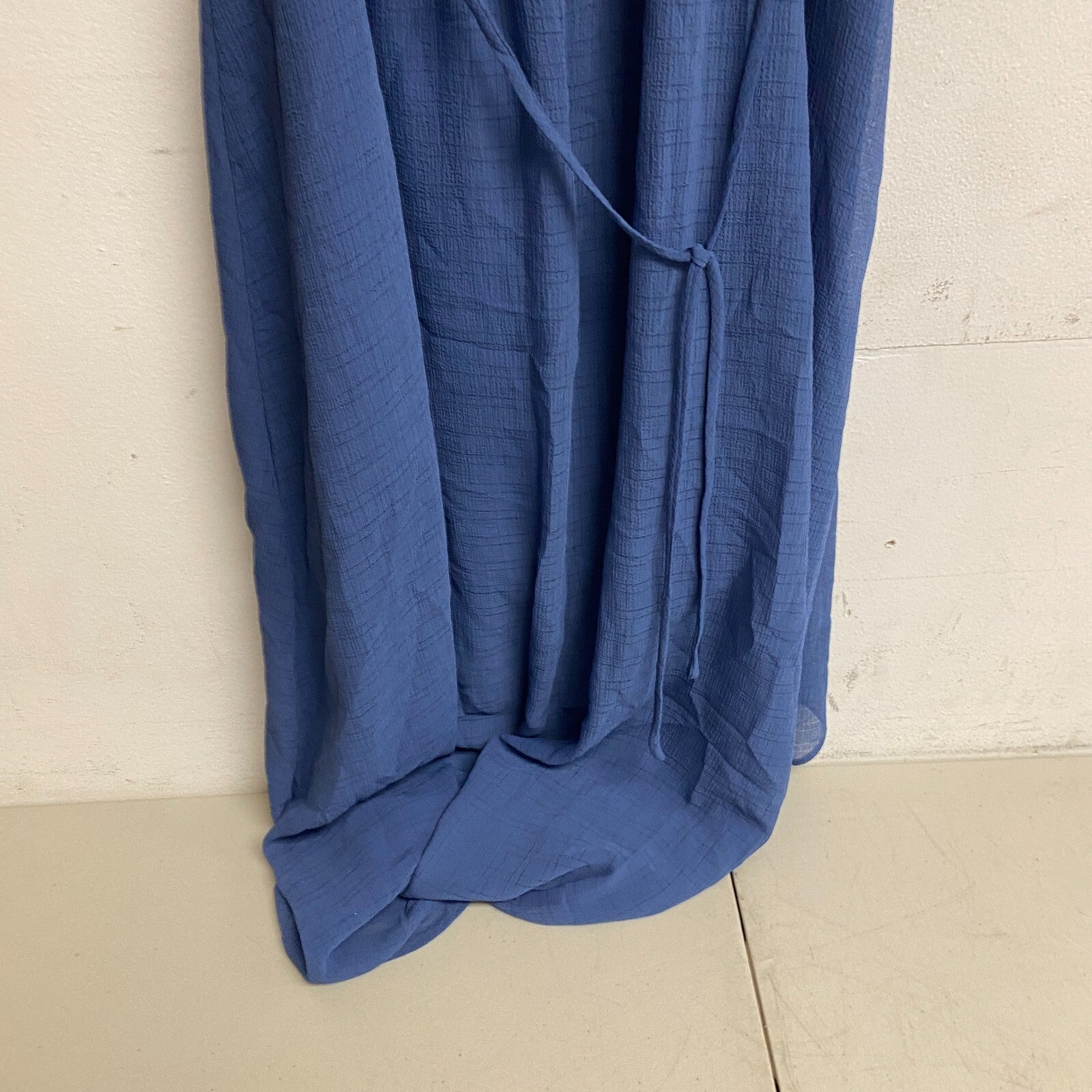 By & By Women's Casual Sheath V-Neck Ruffle Dress Size Large Color: Denim