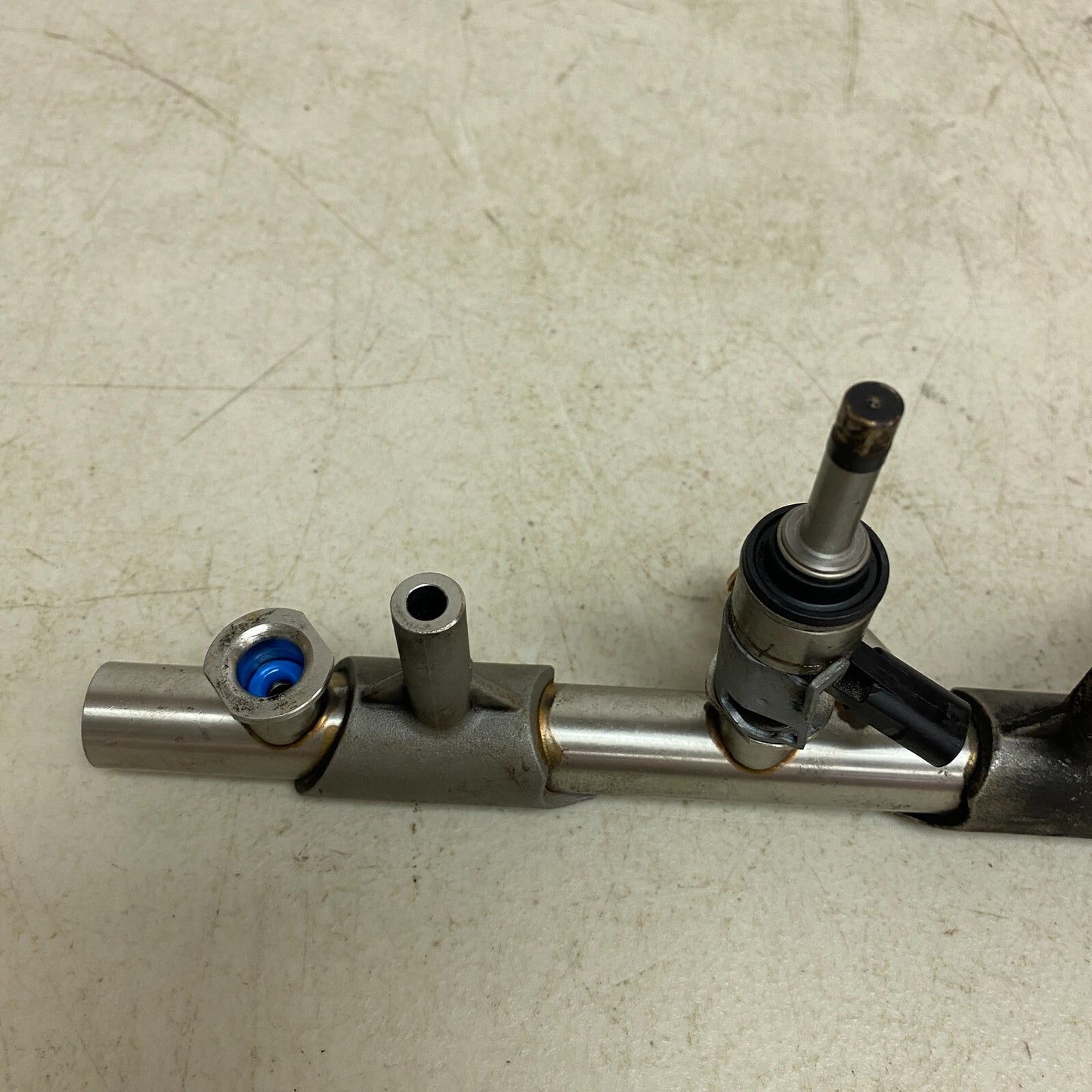 Audi 2016-2018 AUDI A7 QUATTRO 3.0L - Right FUEL RAIL / PIPE 06E130090AJ