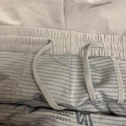 VRST Men's 5â Relaxed Fit Running Accelerate Short  Silver Shadow MAX2315055