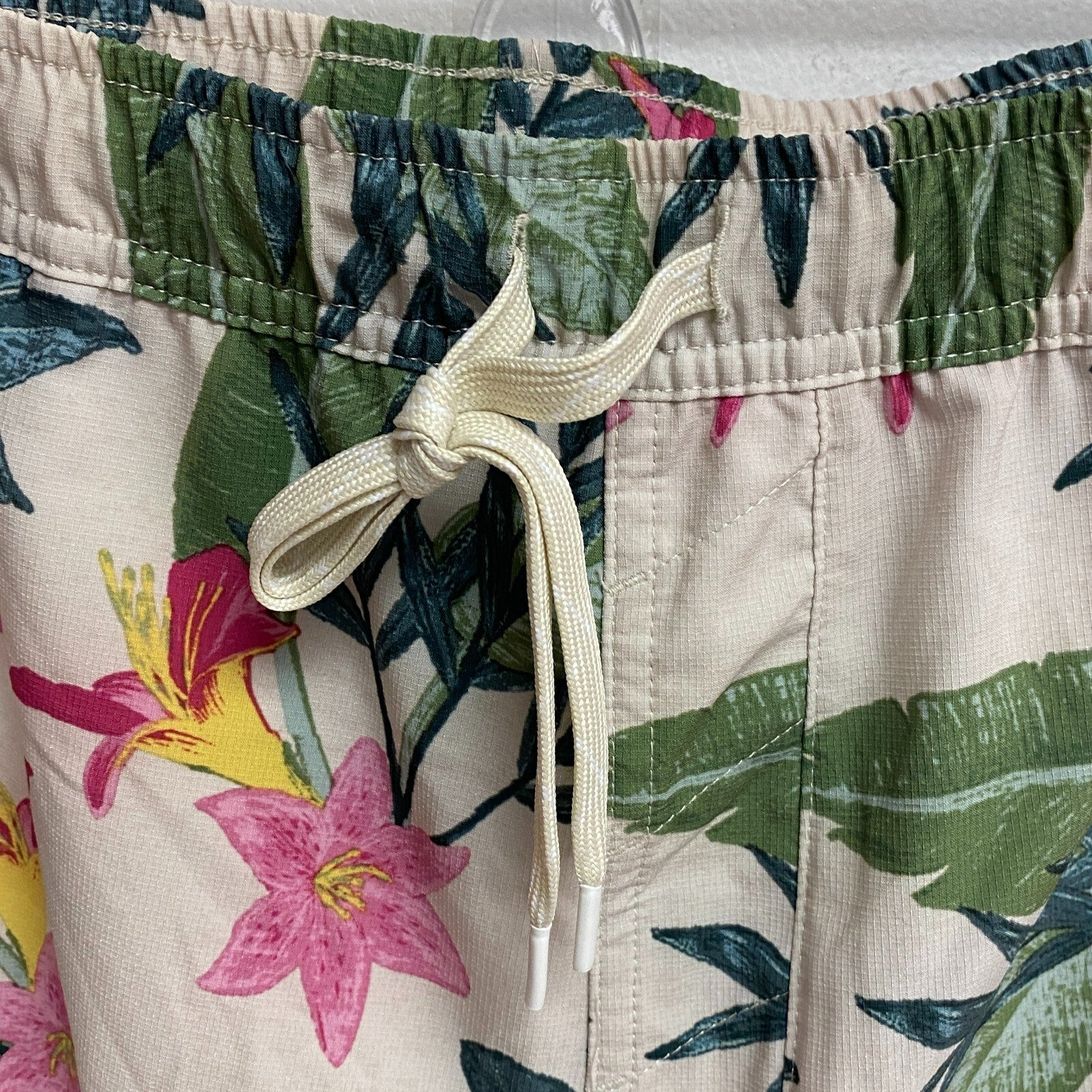 Alpine Design 5 in Menâs Active 5â Pull On Short Painted Jungle Print ADM138