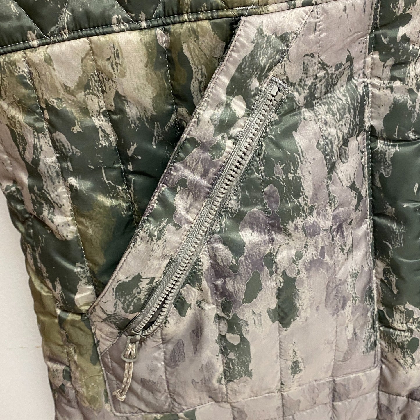 Alpine Design Mens Insulated Vest Print Sycamore Tree Moss ADM22493P BRAND NEW