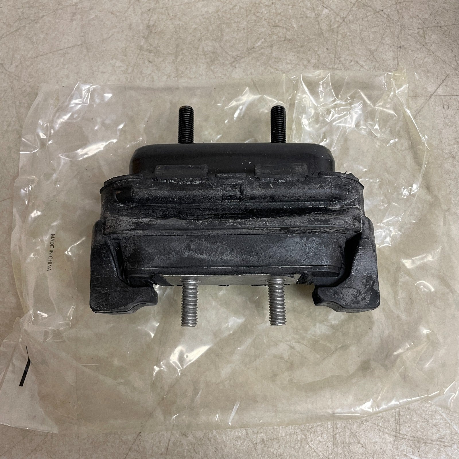 Carquest 2933 Front Right Engine Mount for Chevy Malibu 97–03 & Alero 99–04