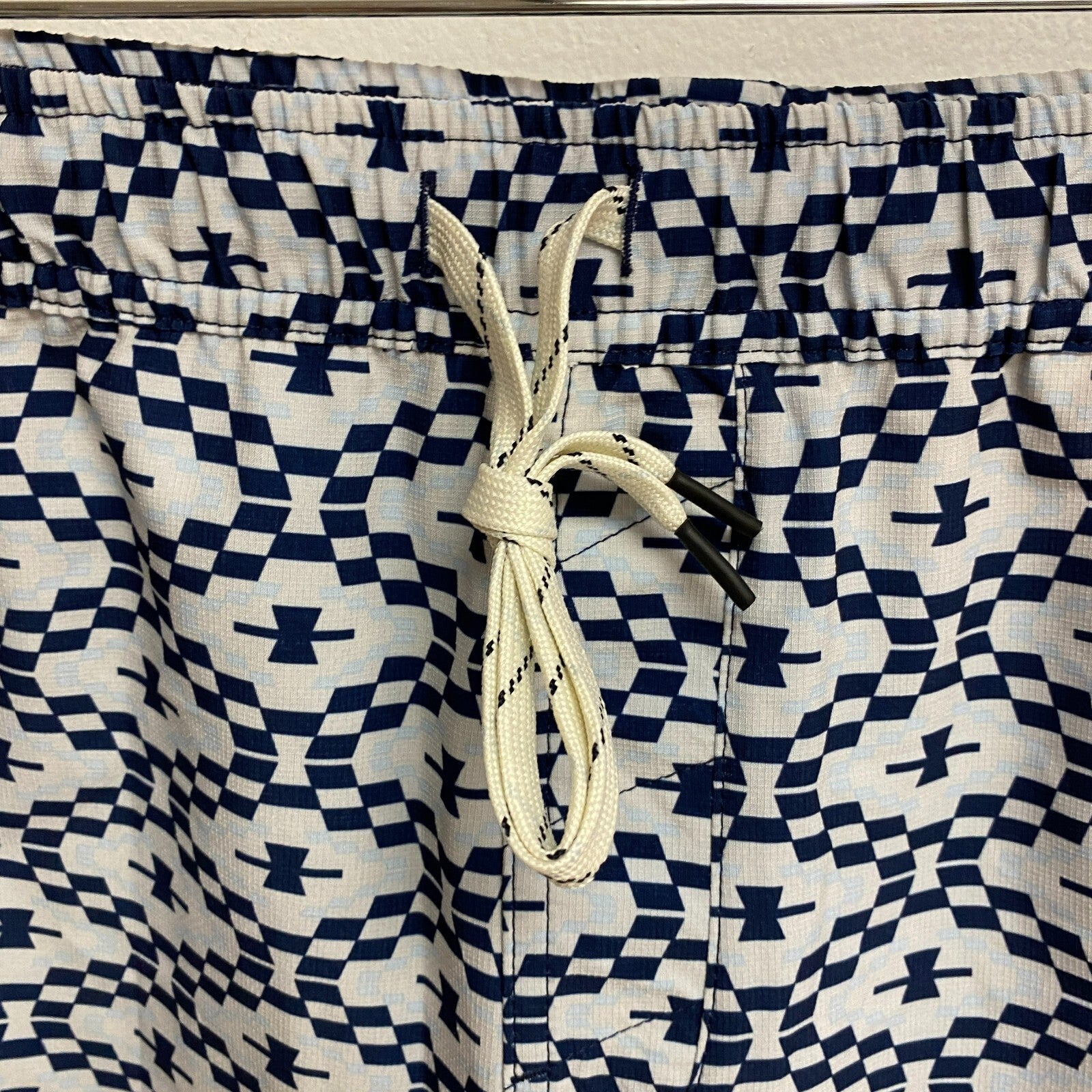 Alpine Design Menâs Active 5â Pull On Short White / Geo Print ADM13801P