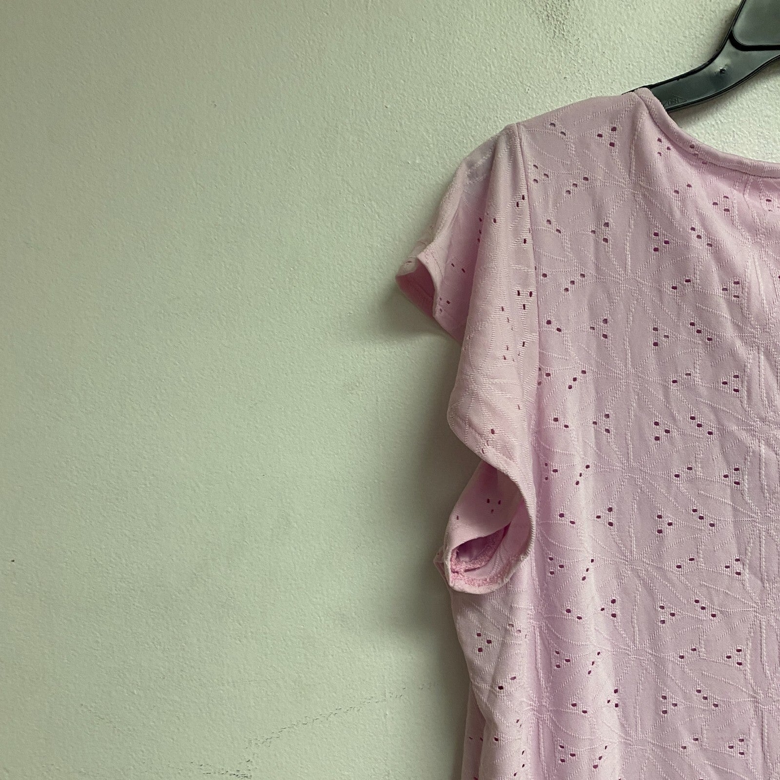 Stella Parker Women's Eyelet Flutter Sleeve Dress Size Large Color: Calm Pink