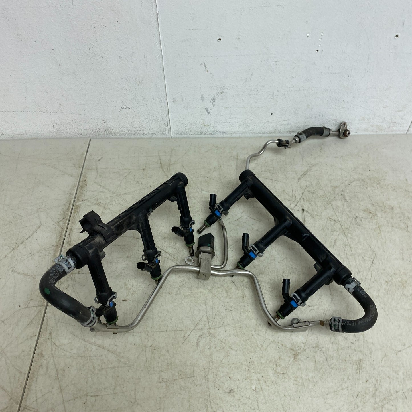 Audi Fuel Supply Distribution Distributor Pipe Line Tube Assem 06E127509AE