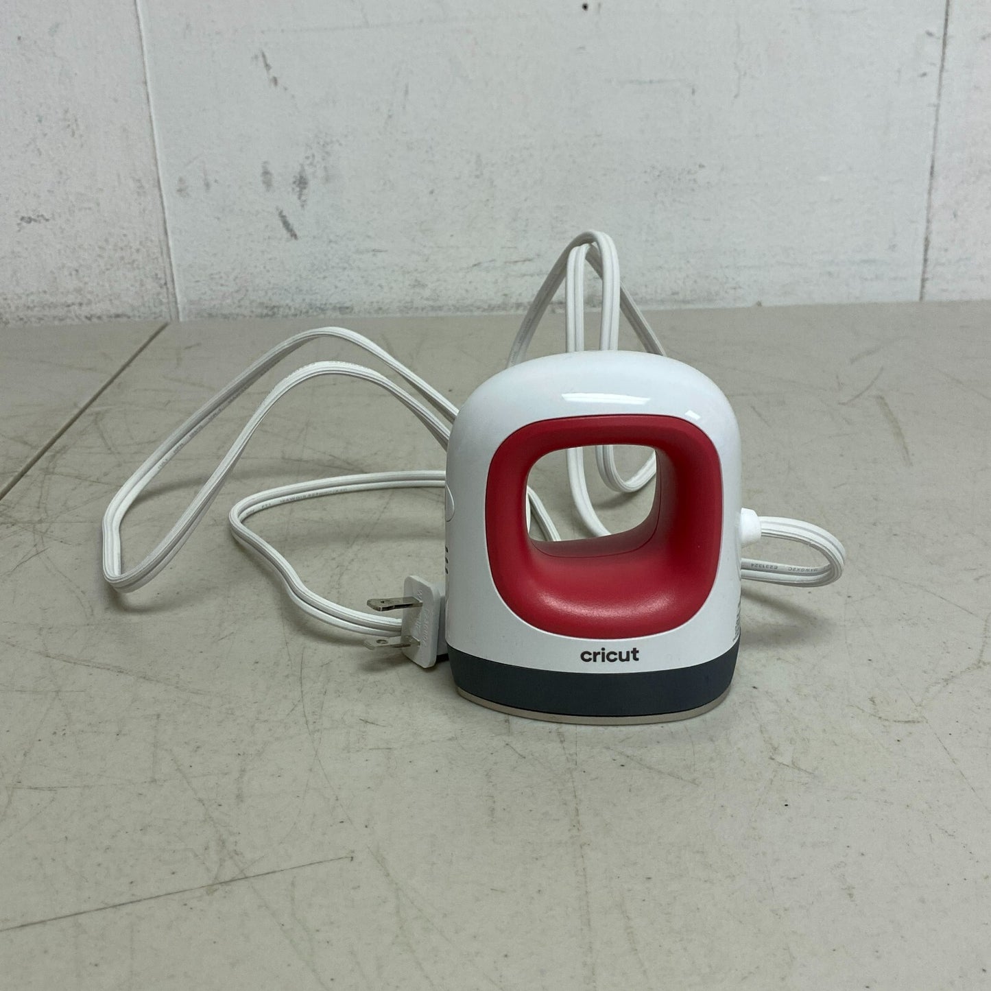 Cricut EasyPress Mini™, Raspberry - Compact Handheld Heat Press 4"x3.5"