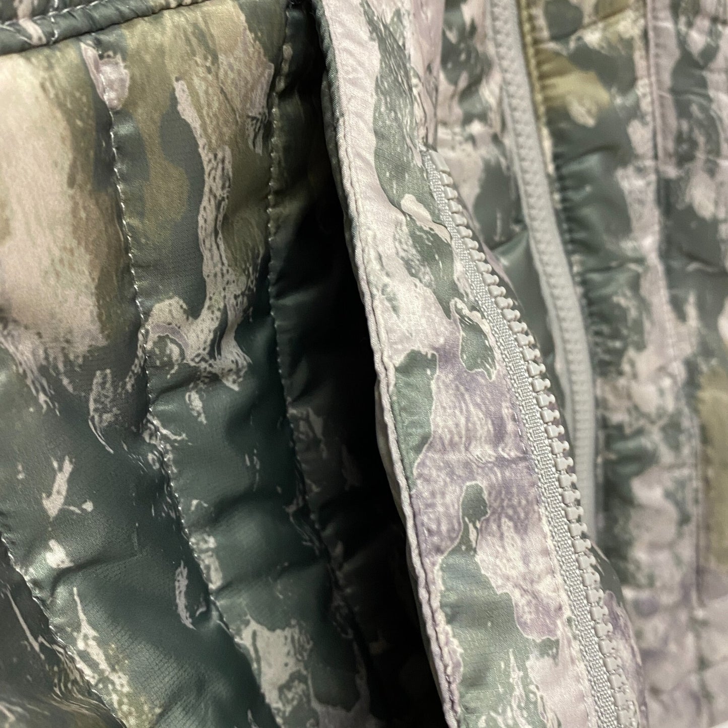 Alpine Design Mens Insulated Vest Print Sycamore Tree Moss ADM22493P BRAND NEW