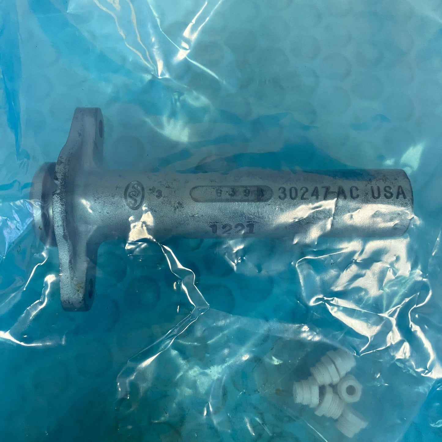 CARQUEST Brake Master Cylinder w Reservoir Aluminum MCA390351