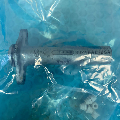 CARQUEST Brake Master Cylinder w Reservoir Aluminum MCA390351