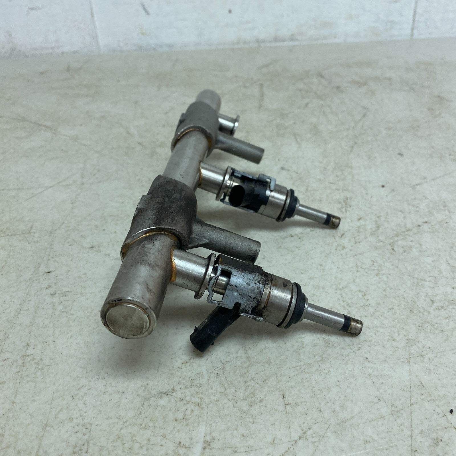 Audi 2016-2018 AUDI A7 QUATTRO 3.0L - Right FUEL RAIL / PIPE 06E130090AJ